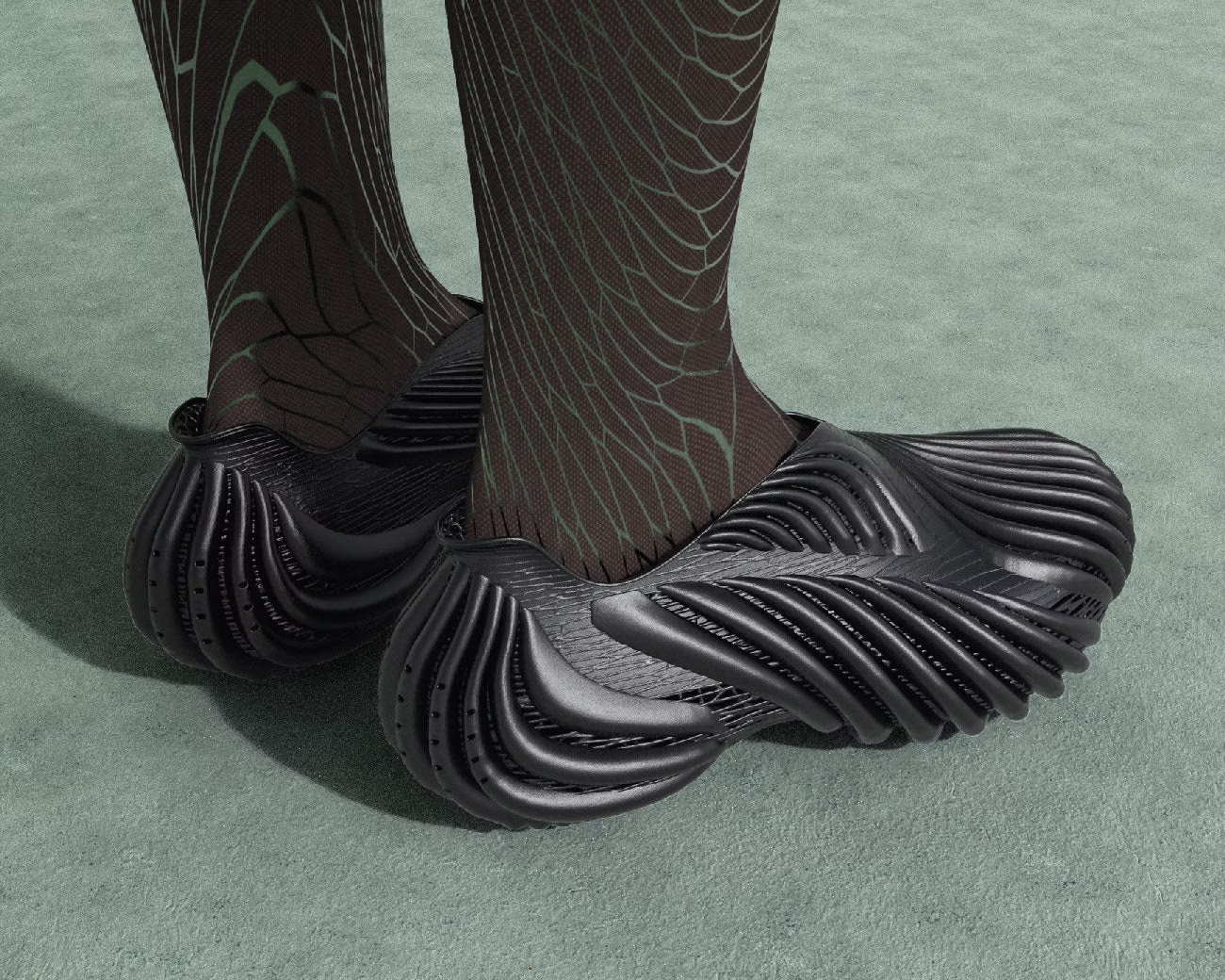 ALIVEFORM_ARMIS LOW (Charcoal)