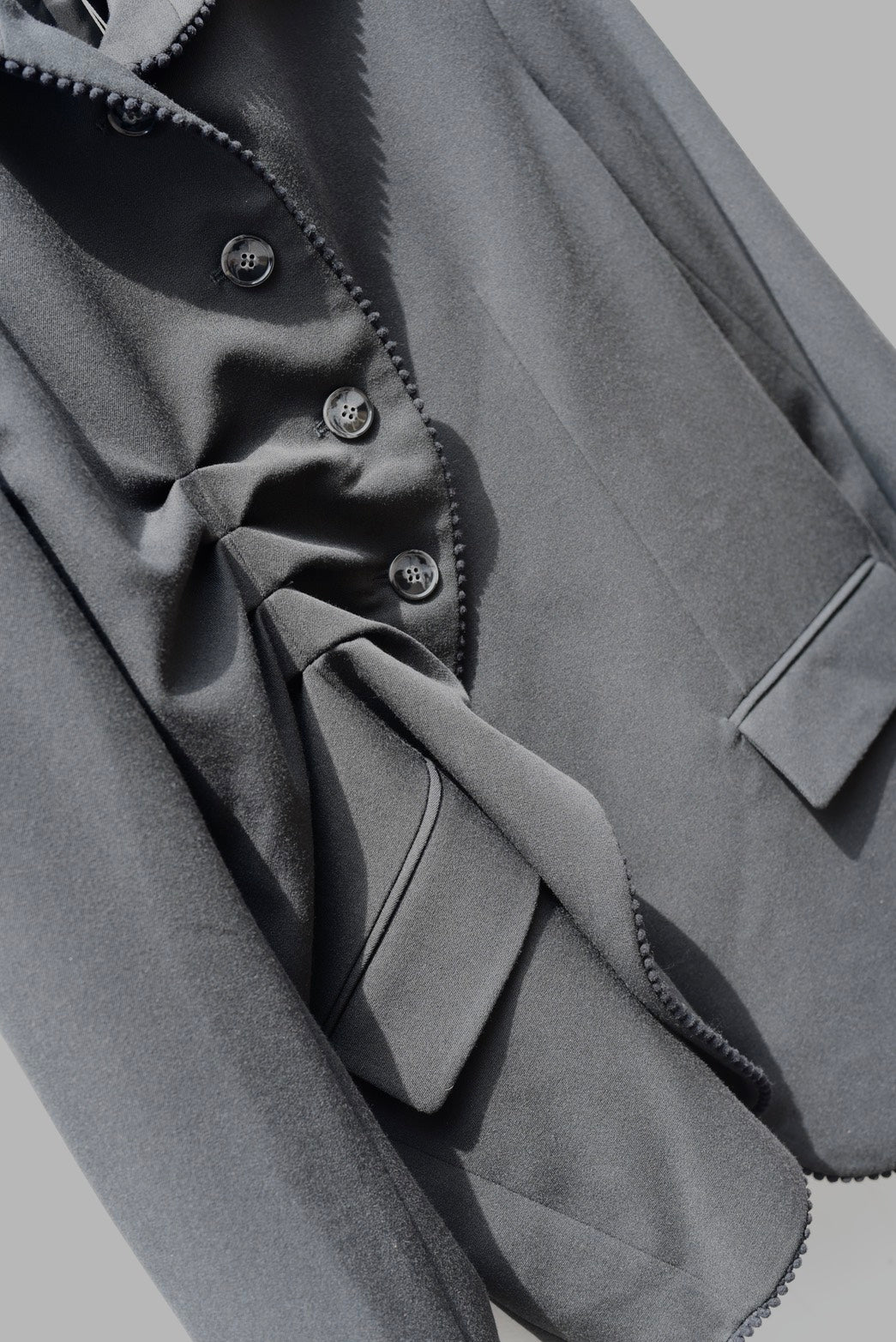 AVAVAV_AVAVAV PLEATED BLAZER (Black)