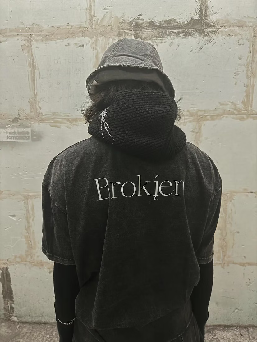 Ò line_Broken Polo T (Dirty Black)