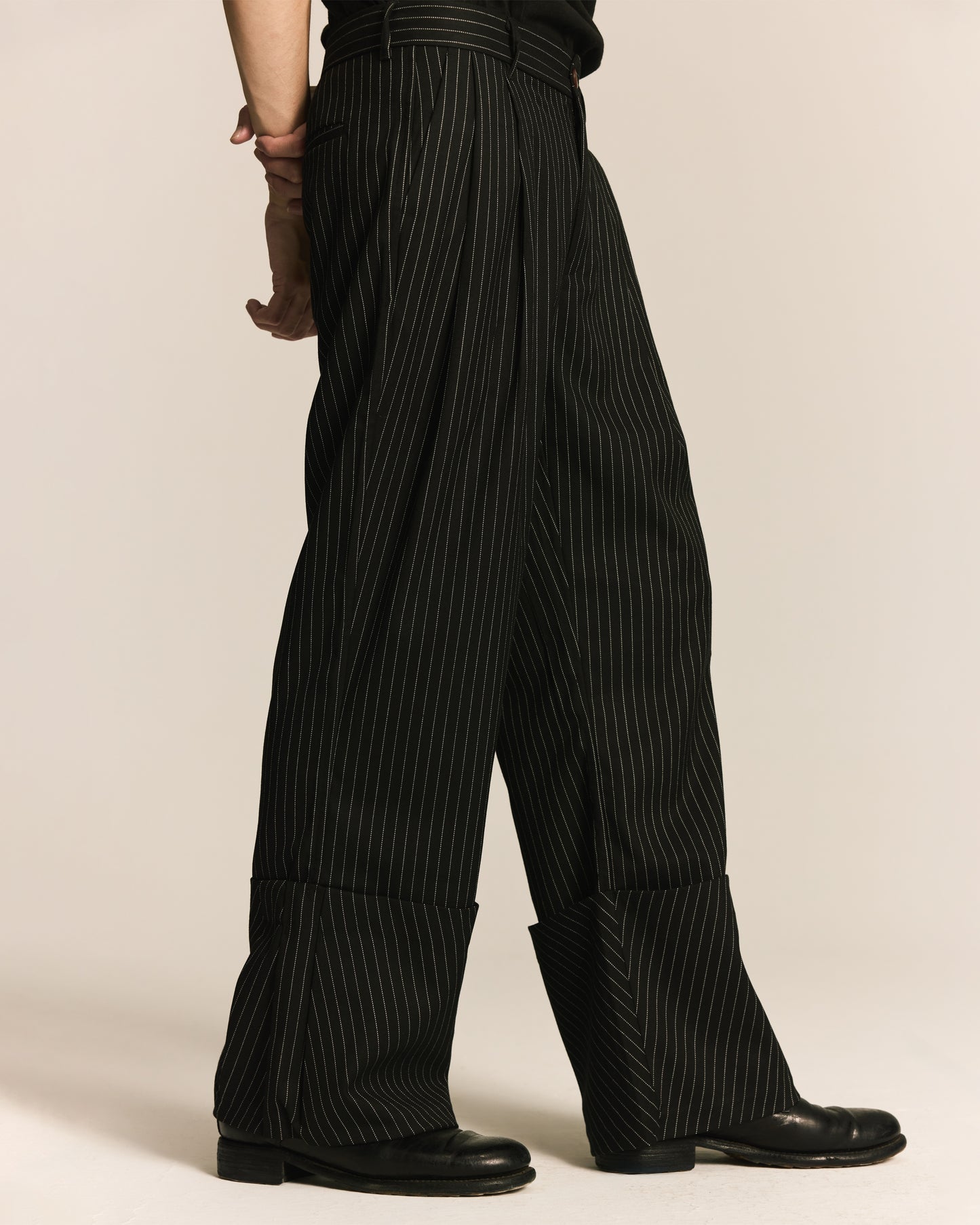 Shalou_FOLDED PLEAT TROUSERS (Black)