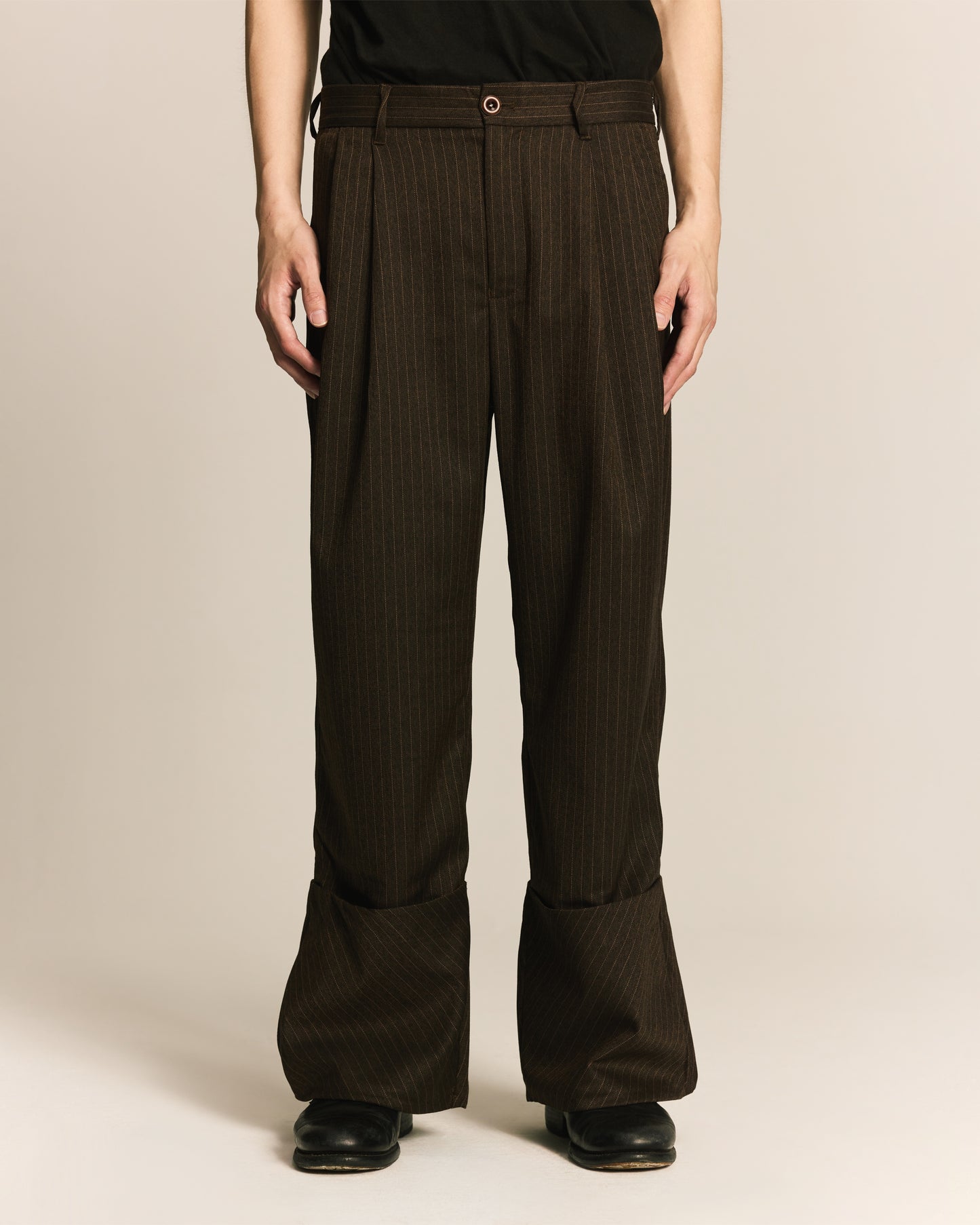Shalou_FOLDED PLEAT TROUSERS (Brown)