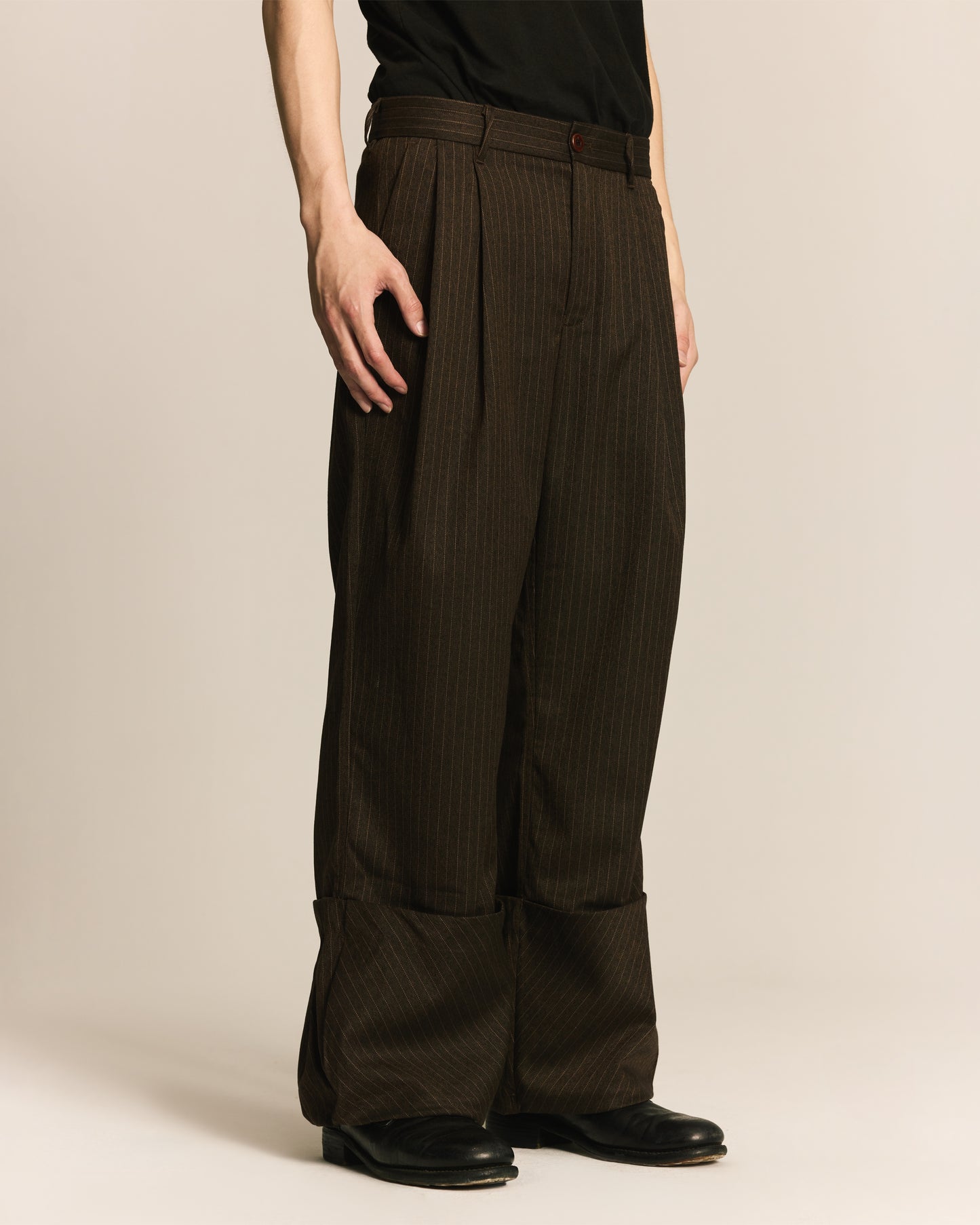 Shalou_FOLDED PLEAT TROUSERS (Brown)