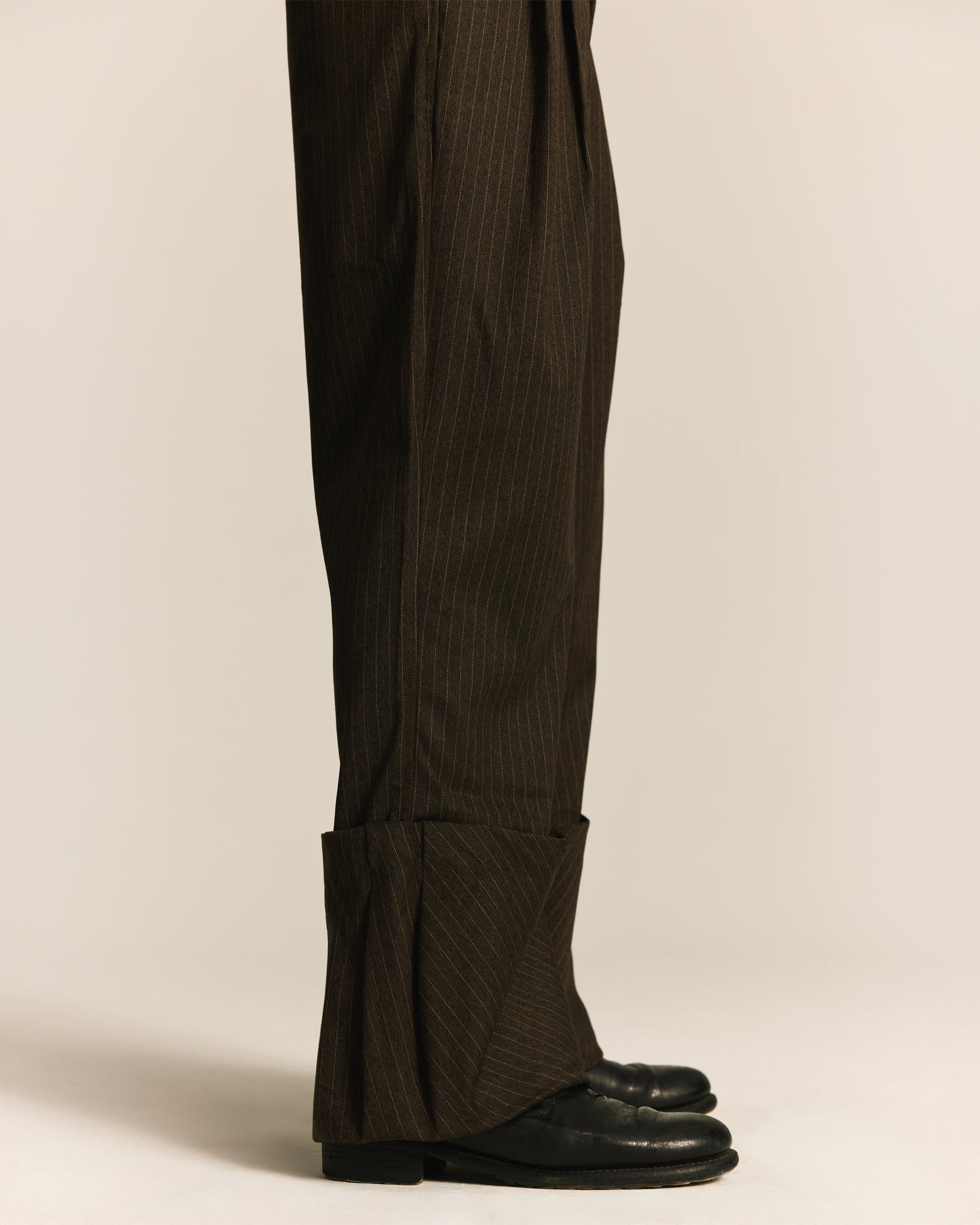 Shalou_FOLDED PLEAT TROUSERS (Brown)