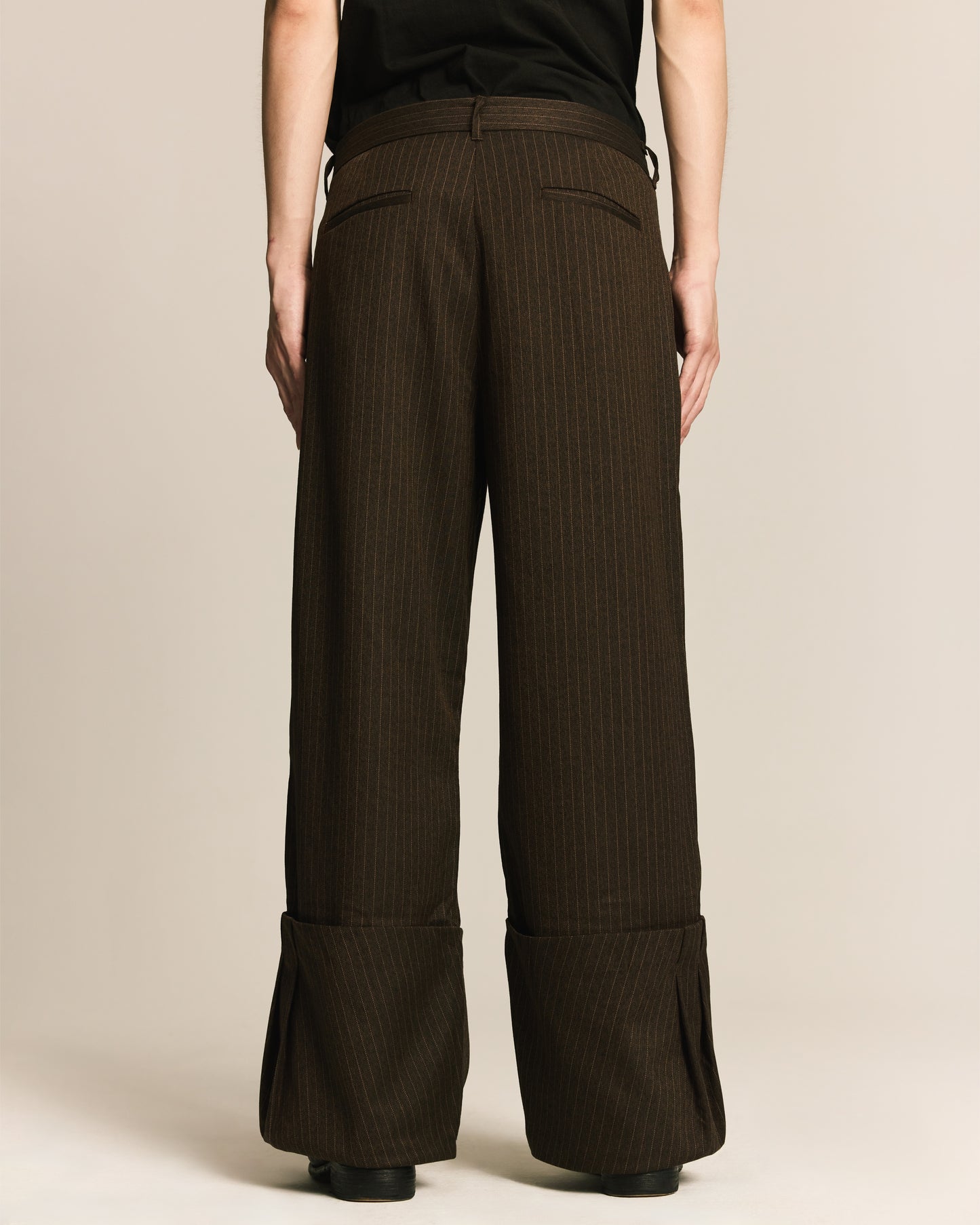 Shalou_FOLDED PLEAT TROUSERS (Brown)
