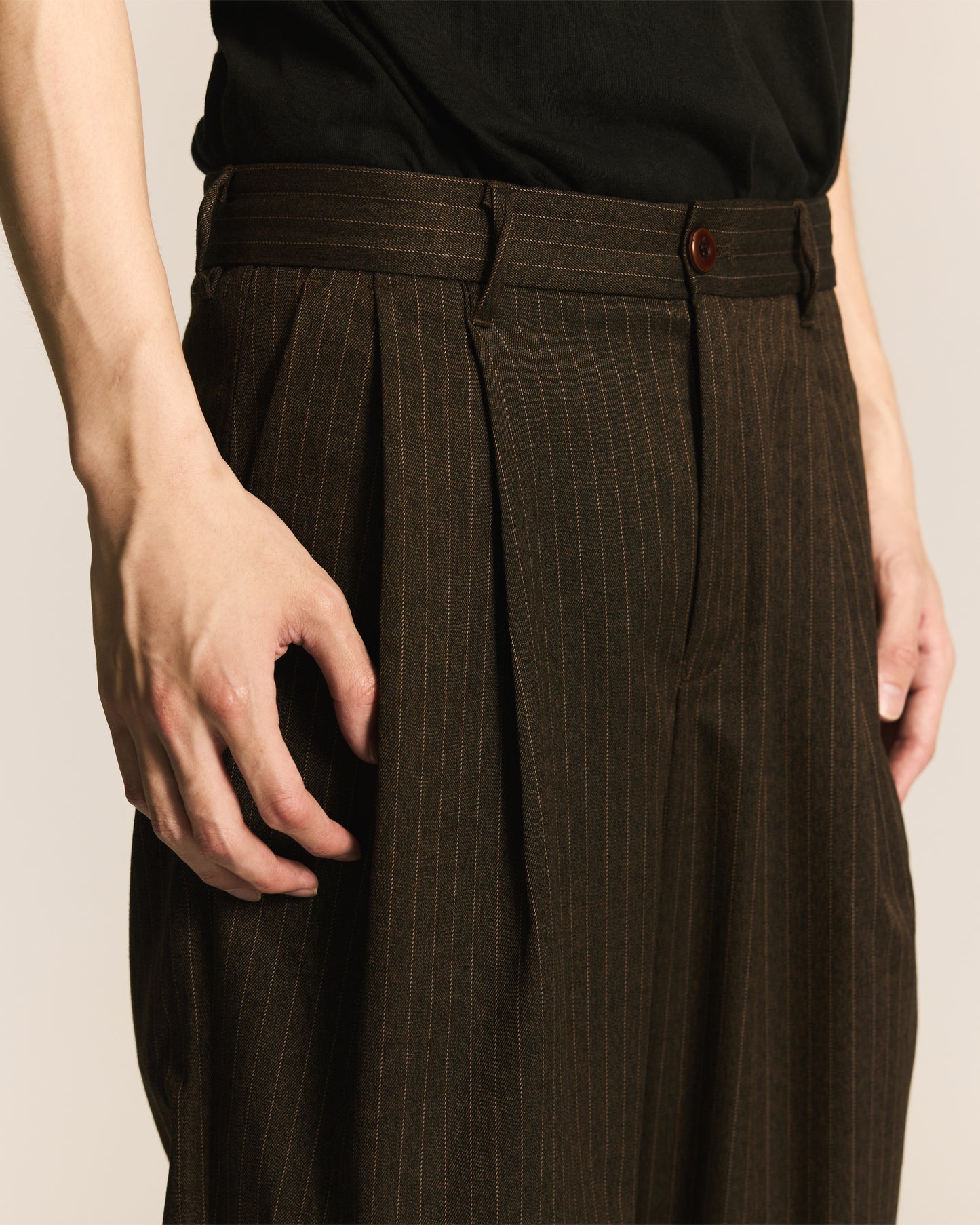 Shalou_FOLDED PLEAT TROUSERS (Brown)