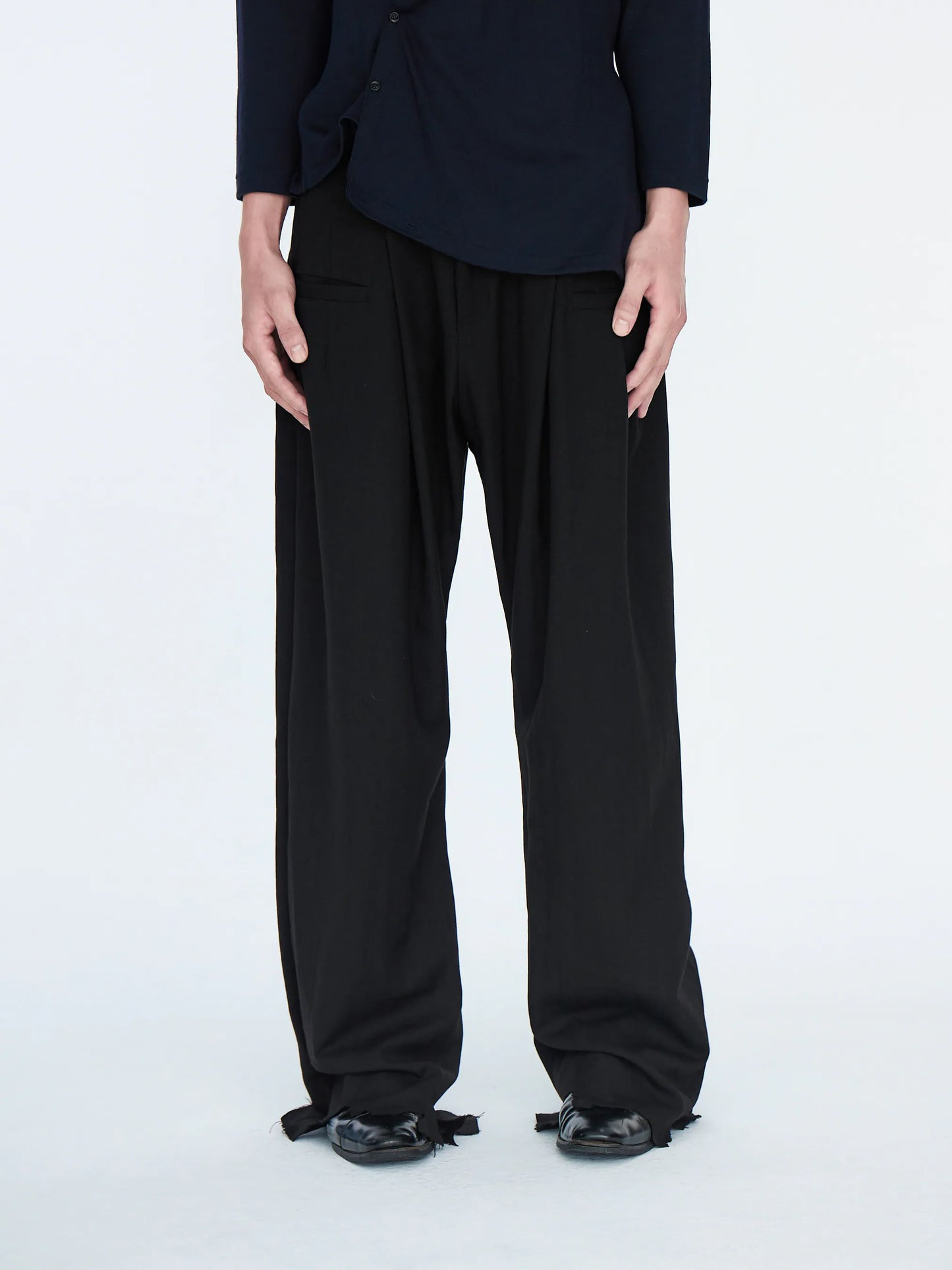 pip workspace_Frayed-hem Pleated Pant (Black)