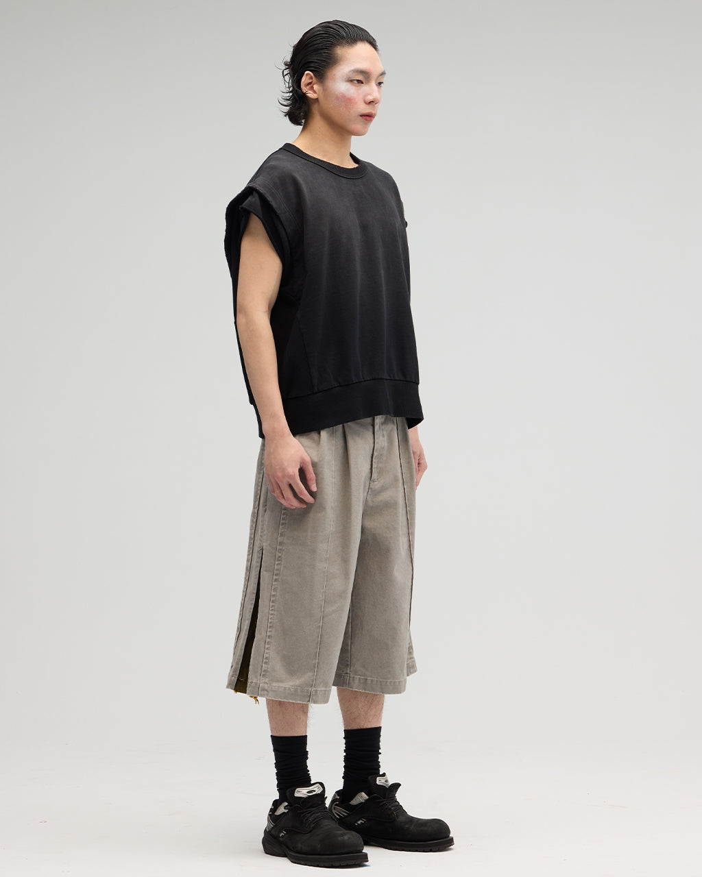 VACANT_Washed No-Sleeve Sweatshirt (Black)