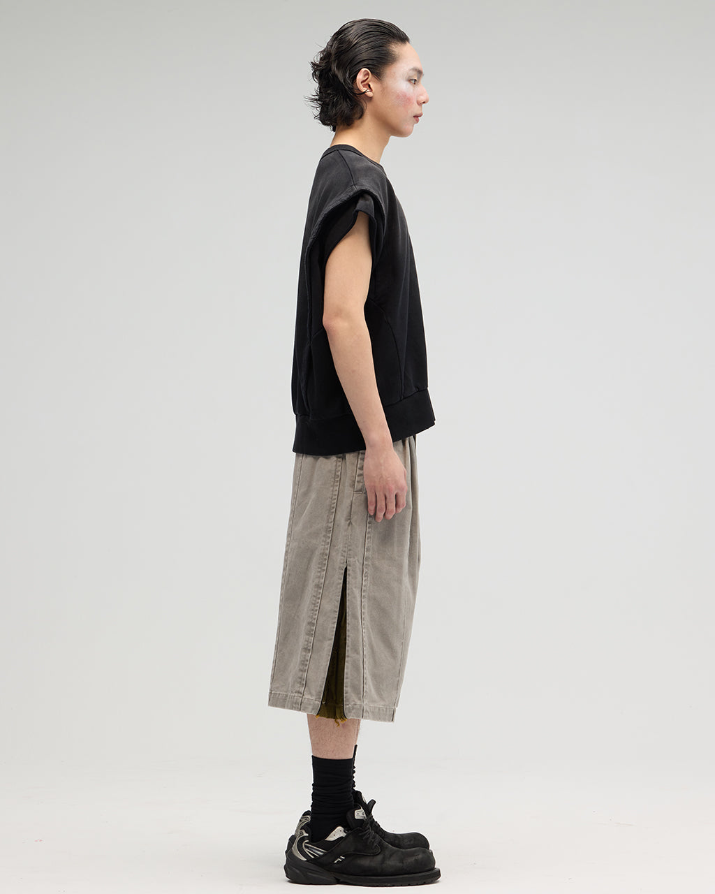 VACANT_Washed No-Sleeve Sweatshirt (Black)