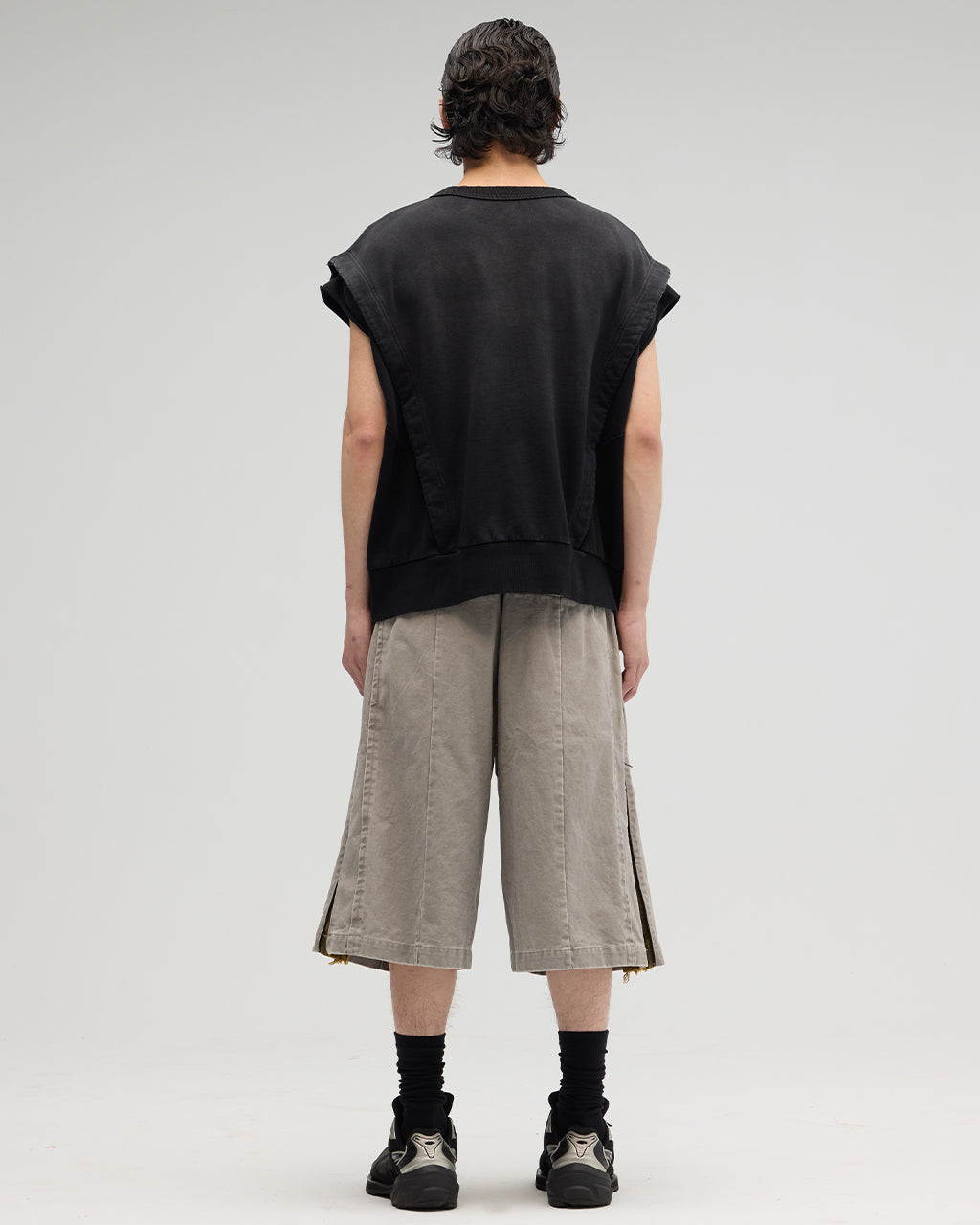 VACANT_Washed No-Sleeve Sweatshirt (Black)