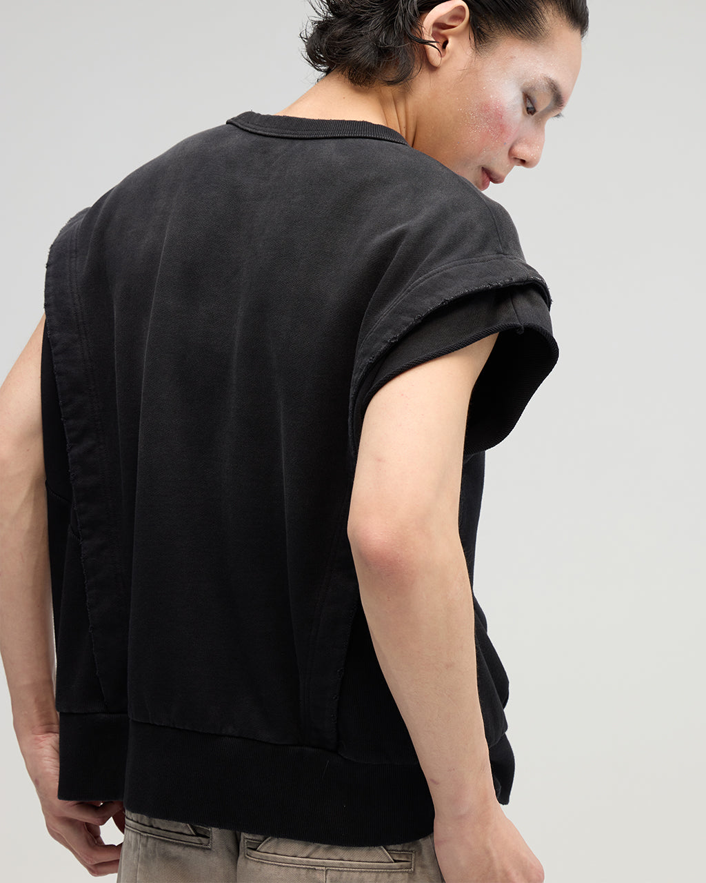 VACANT_Washed No-Sleeve Sweatshirt (Black)