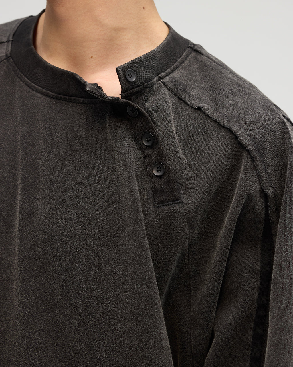 VACANT_Henley Neck Tee (Black)