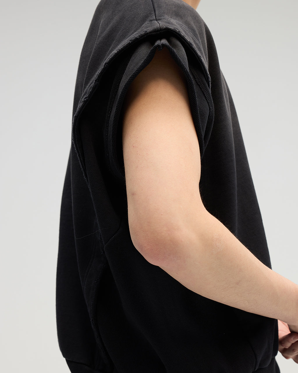 VACANT_Washed No-Sleeve Sweatshirt (Black)