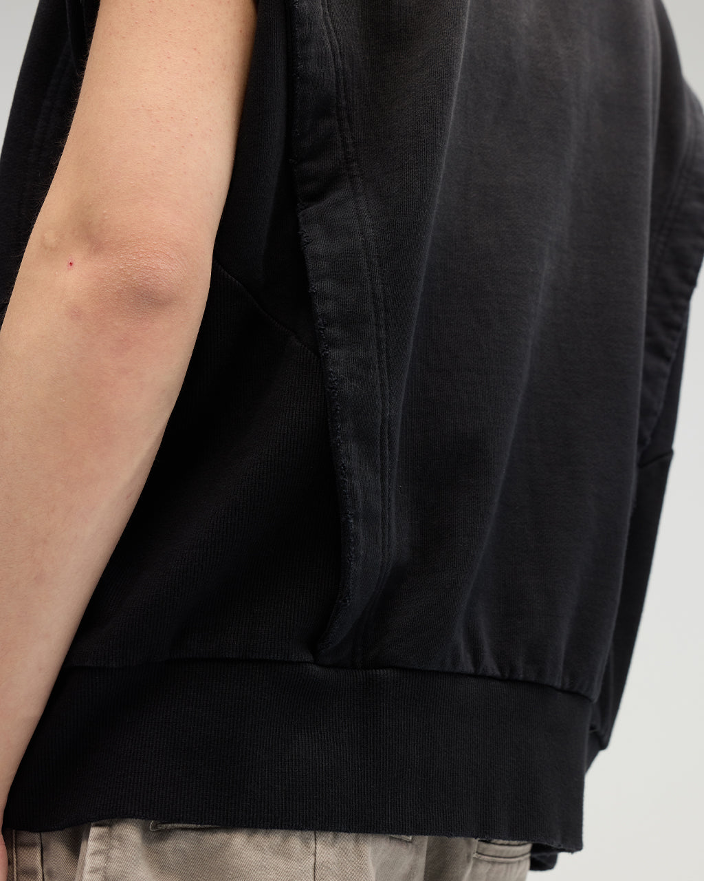 VACANT_Washed No-Sleeve Sweatshirt (Black)