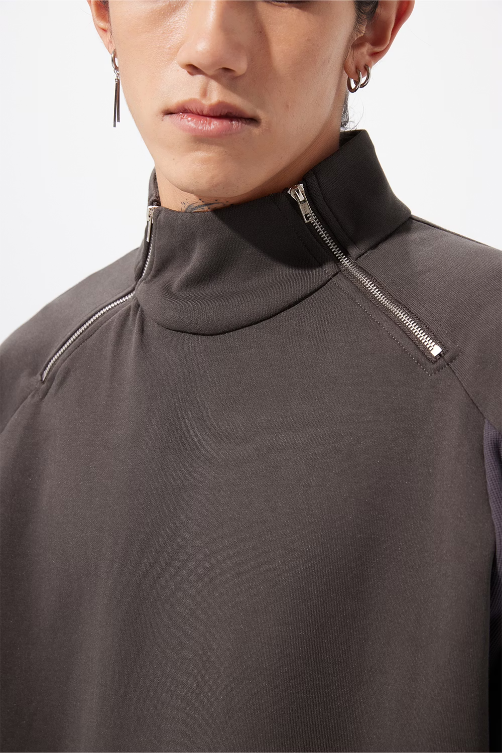 EQUALNEAR_Rift Zip T-neck (Gray)