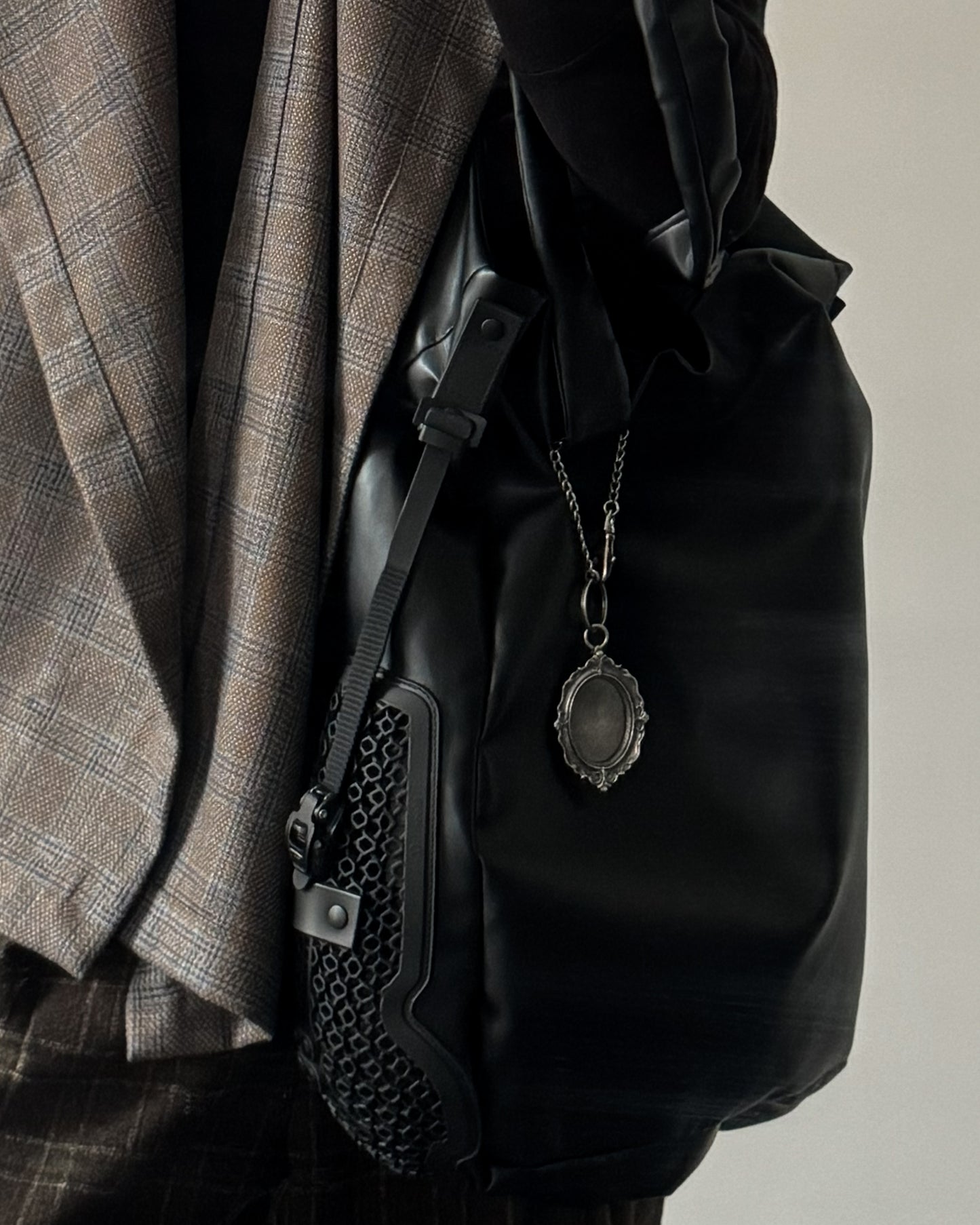 EQUALNEAR_Hero’s Key Frame (Antique Silver)