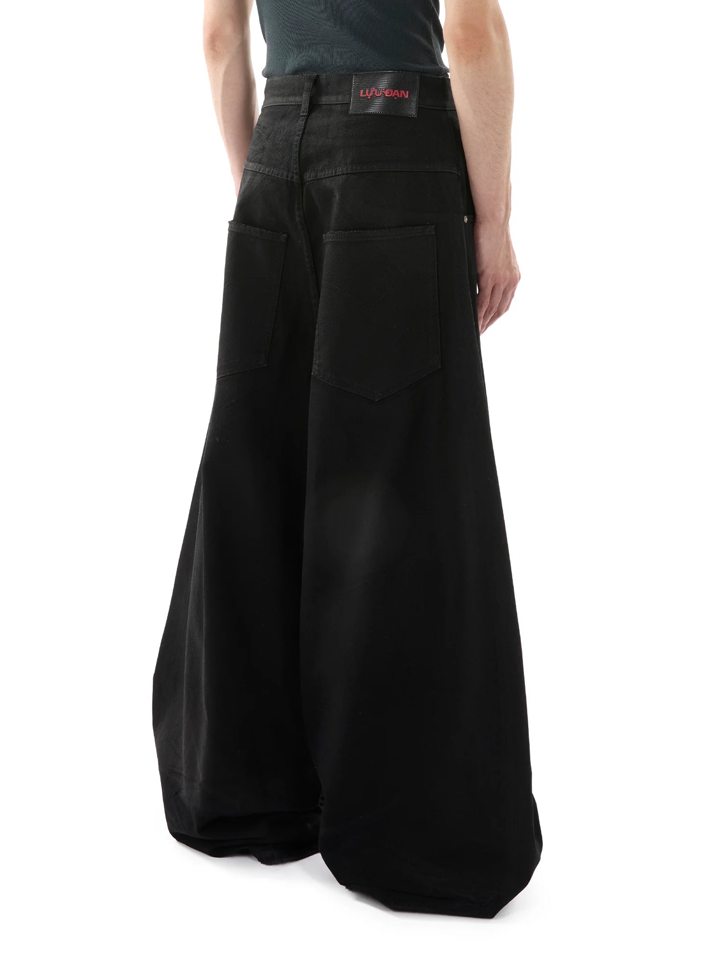 LU'U DAN_COATED DOUBLE XL JEANS (Black)