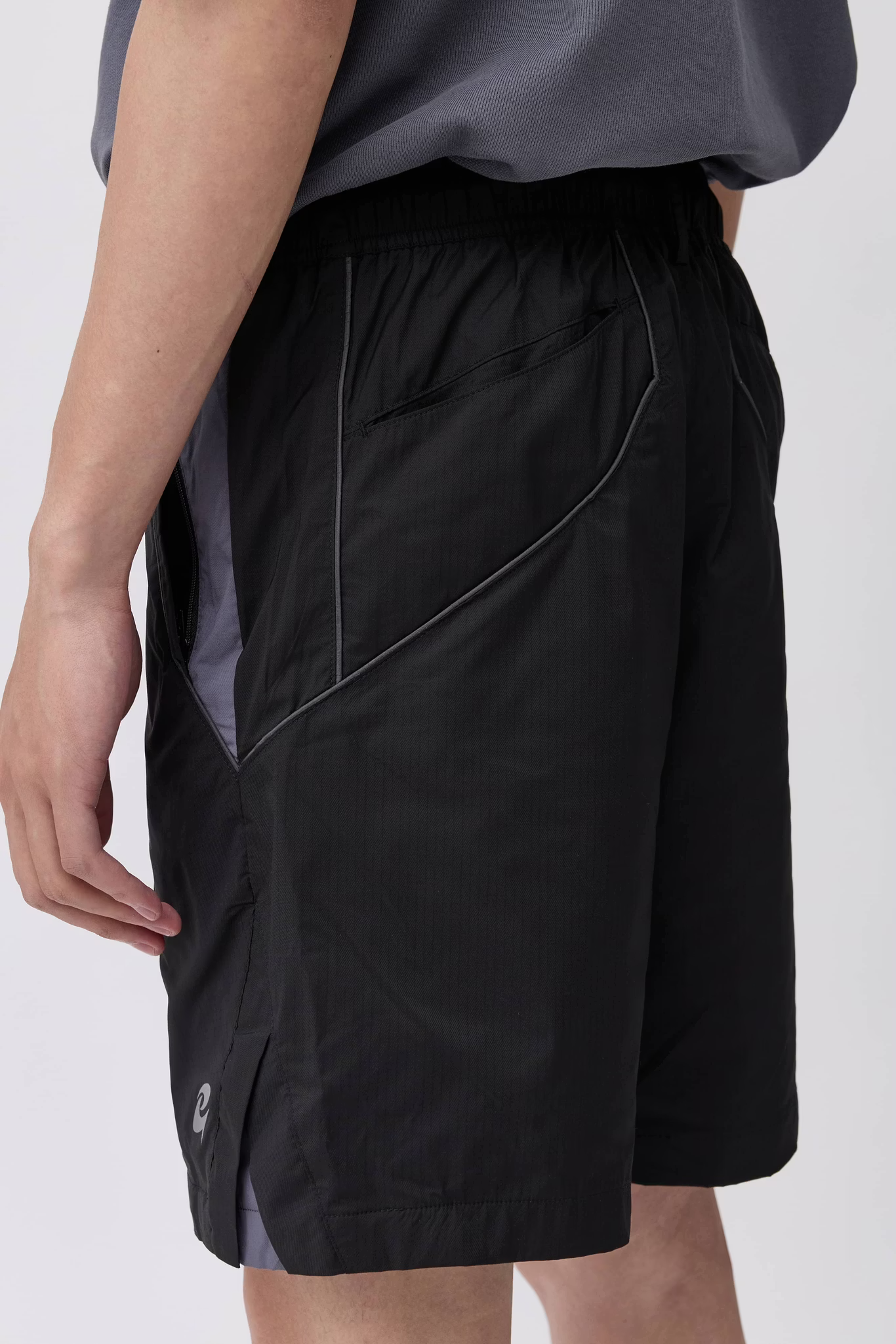 EQUALNEAR_C&G Logo Sport Shorts (Black)