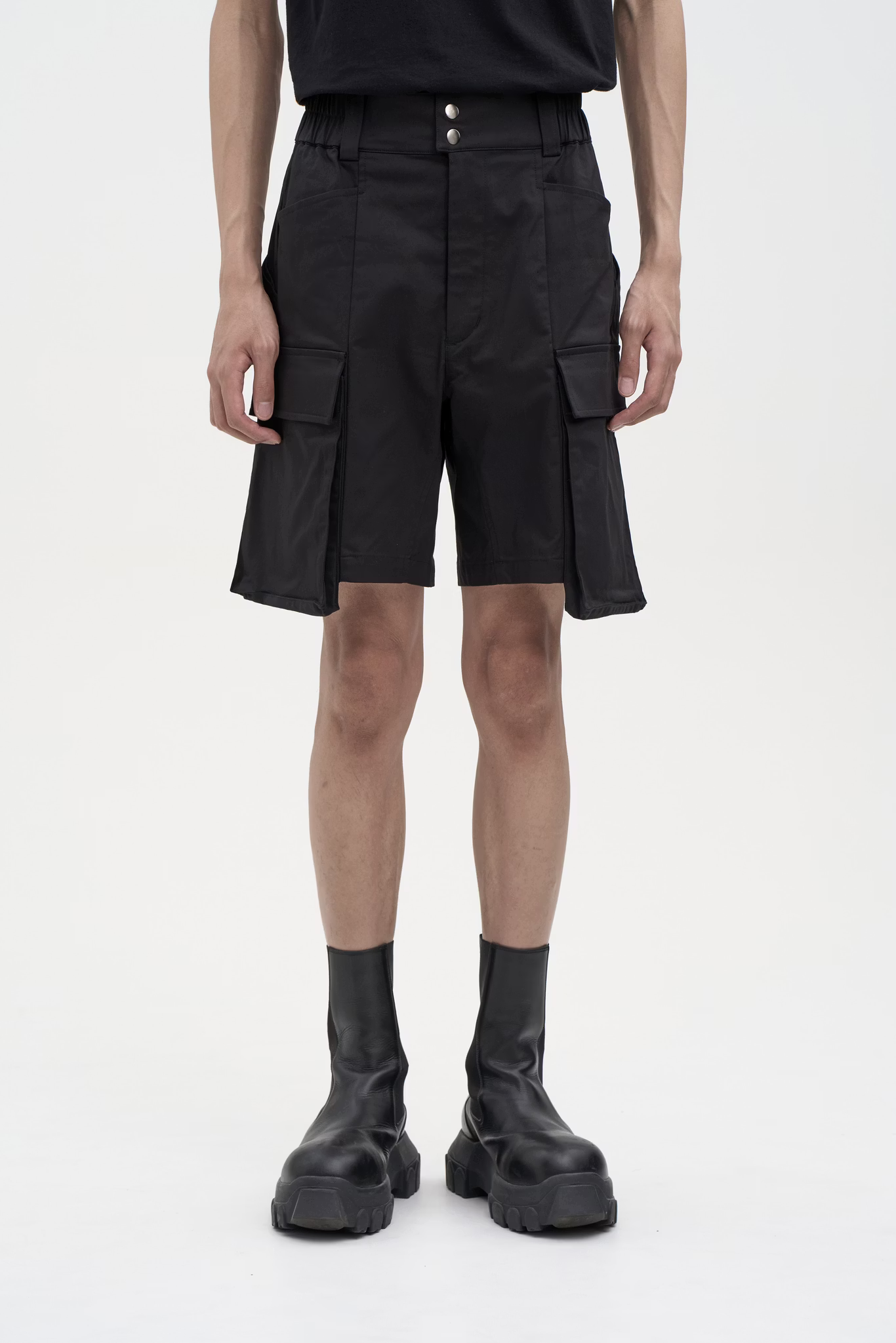 EQUALNEAR_Temple Run Cargo Shorts (Black)