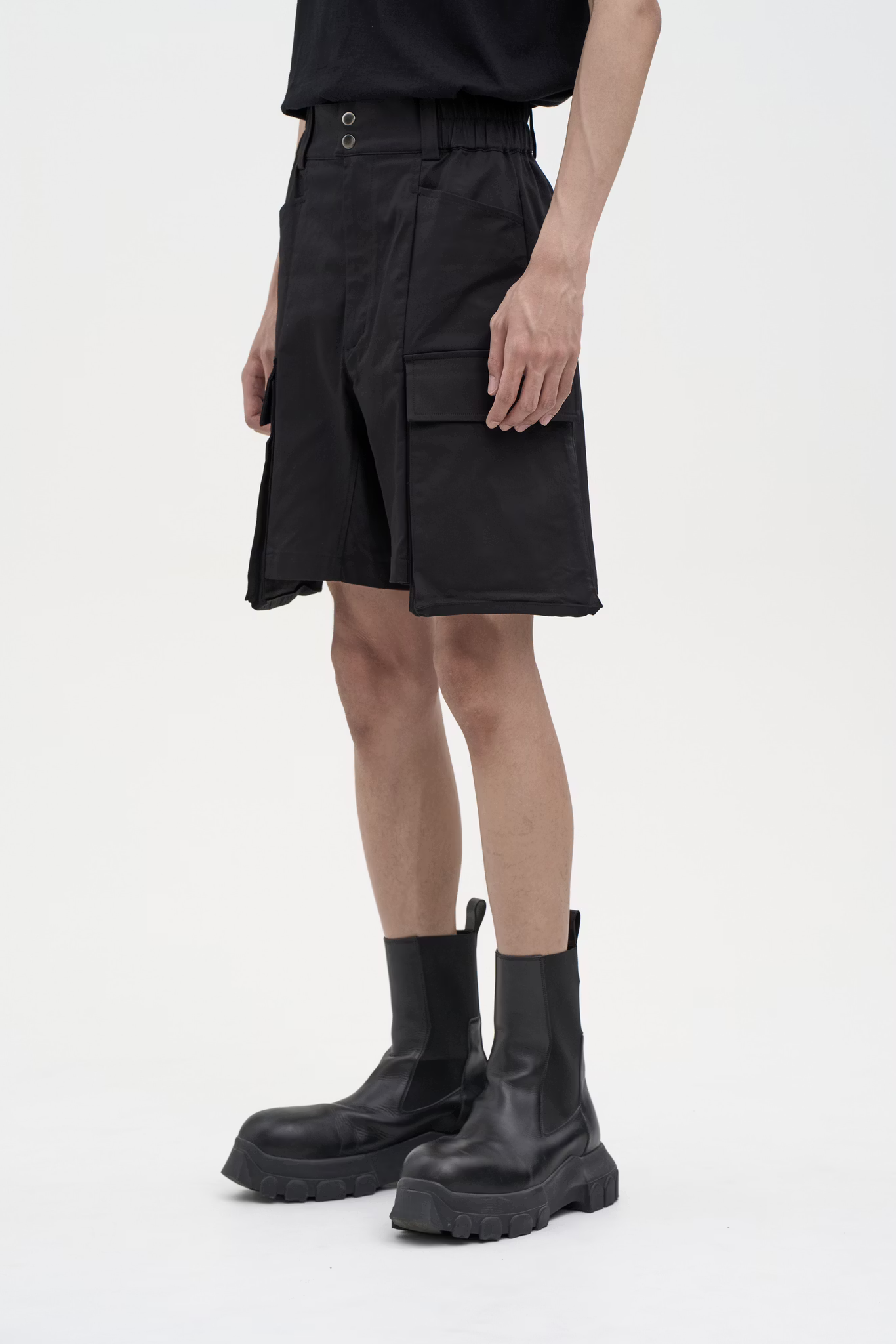 EQUALNEAR_Temple Run Cargo Shorts (Black)