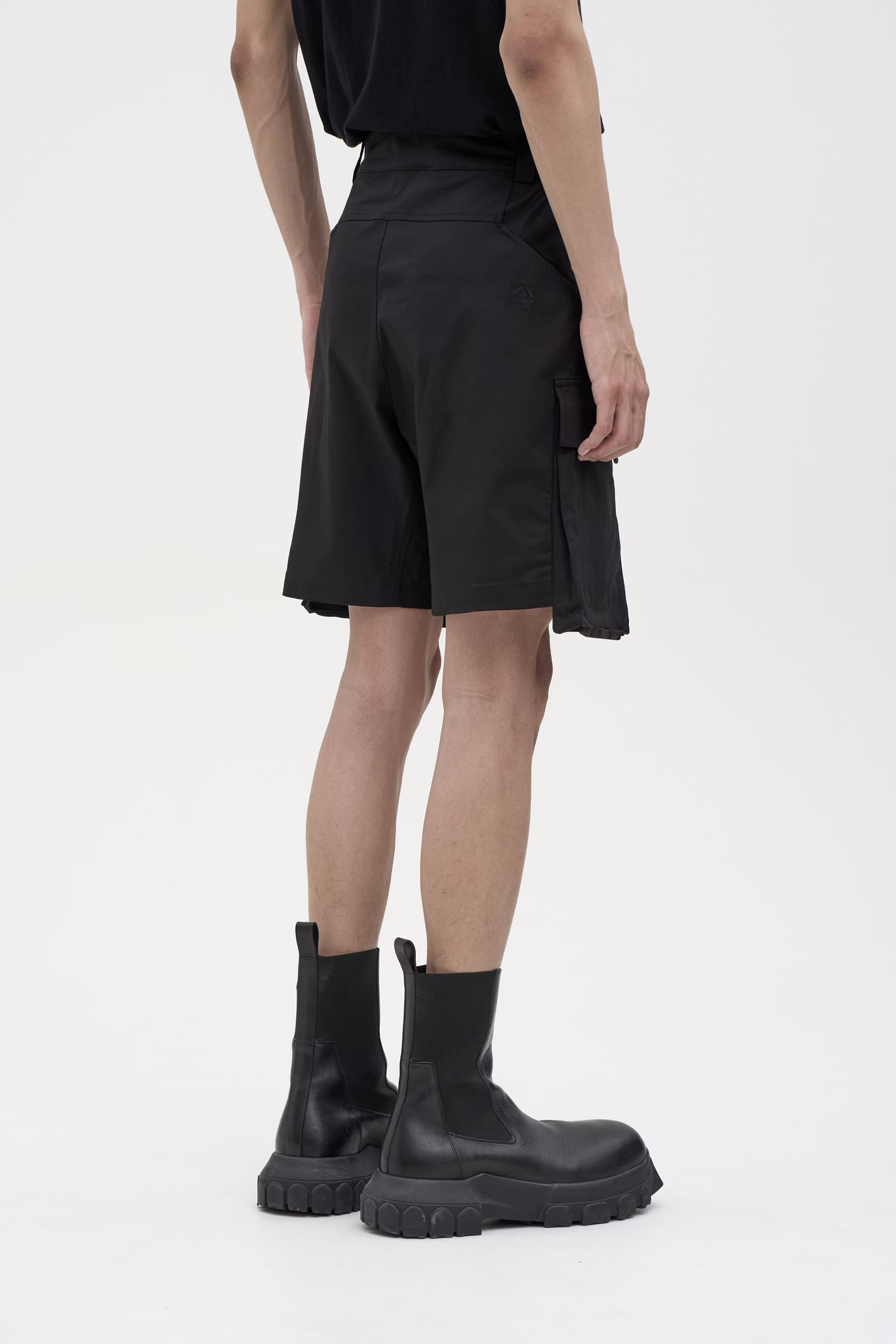 EQUALNEAR_Temple Run Cargo Shorts (Black)