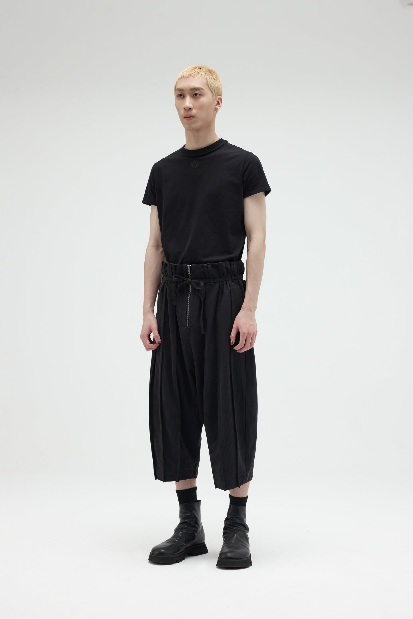 EQUALNEAR_Pilgrim Cropped Shorts (Black)