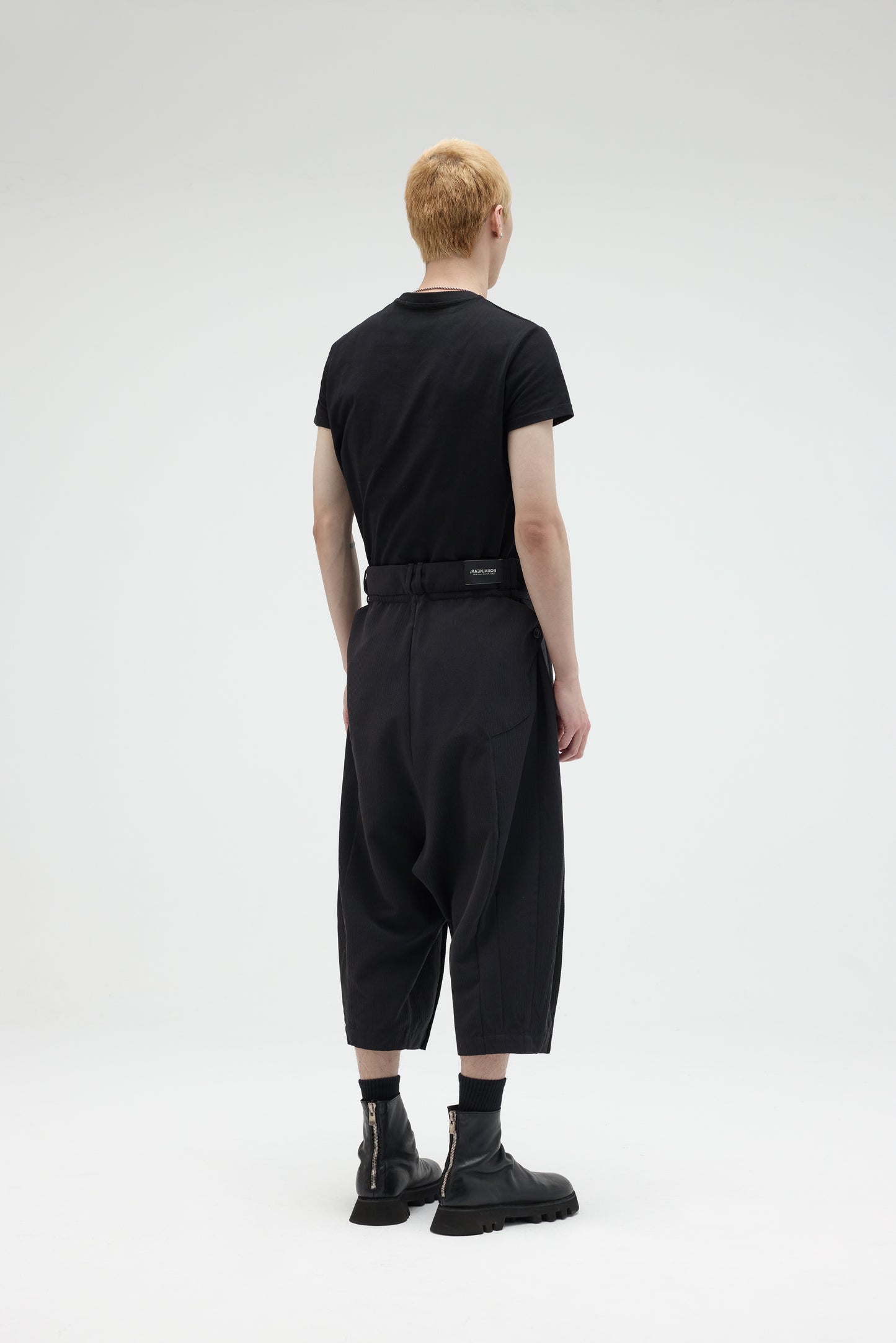 EQUALNEAR_Pilgrim Cropped Shorts (Black)