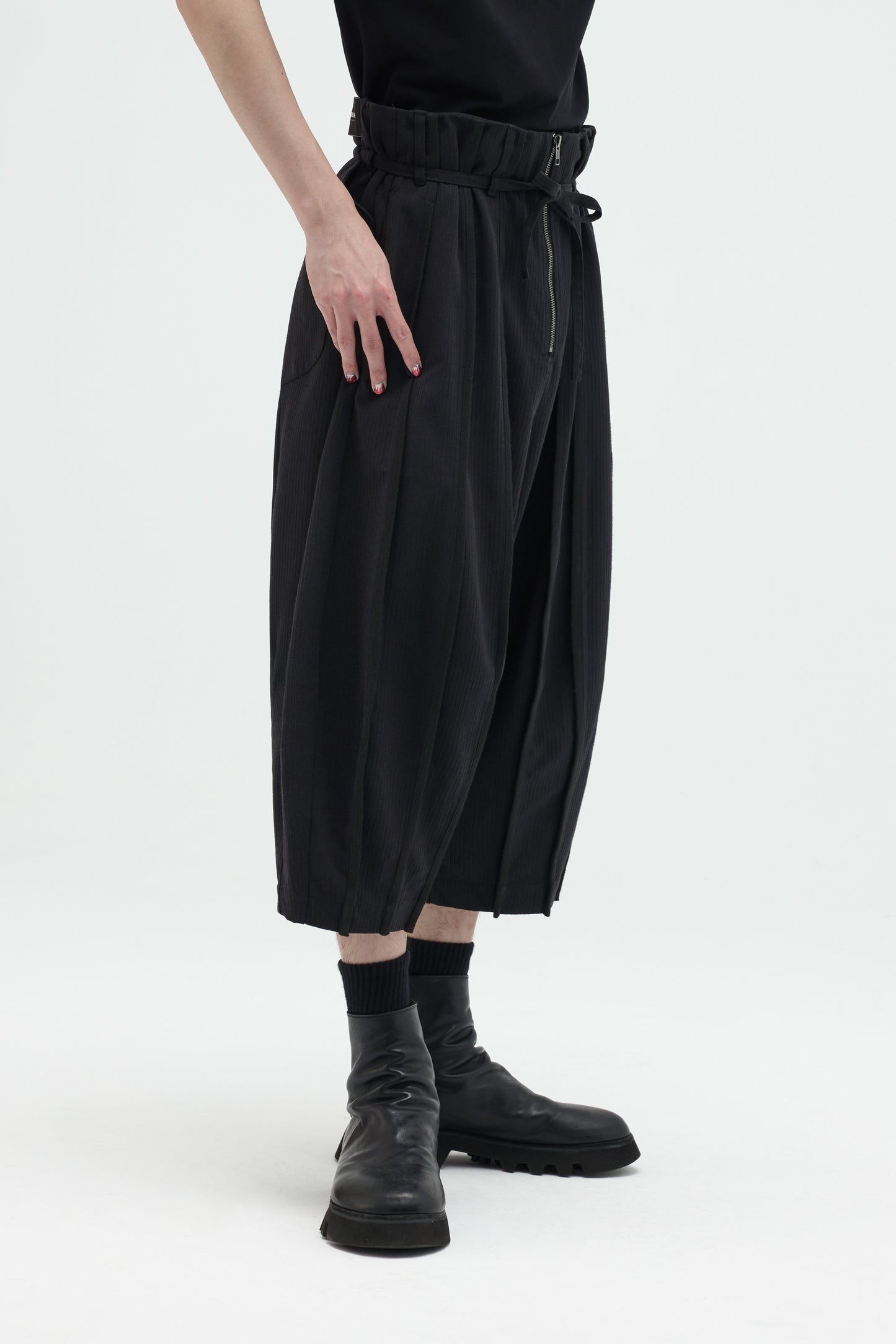 EQUALNEAR_Pilgrim Cropped Shorts (Black)