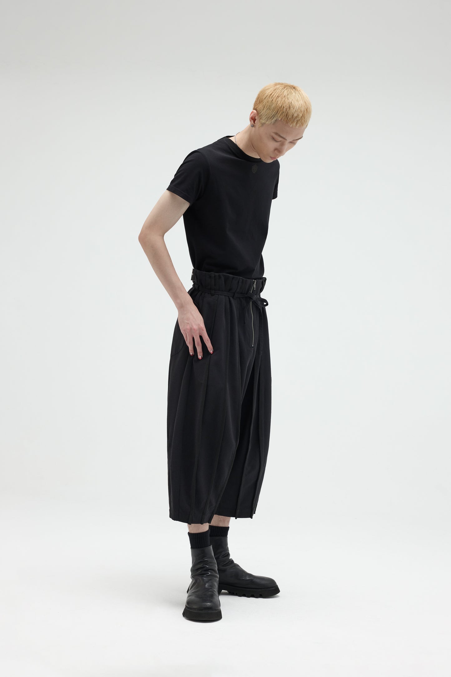 EQUALNEAR_Pilgrim Cropped Shorts (Black)