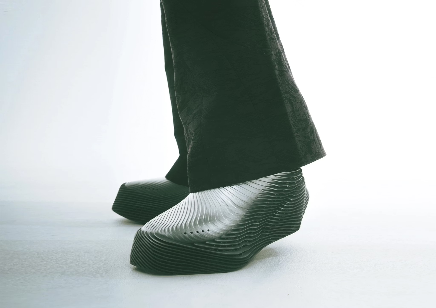 ALIVEFORM_STRATUM RUNNER (Charcoal)
