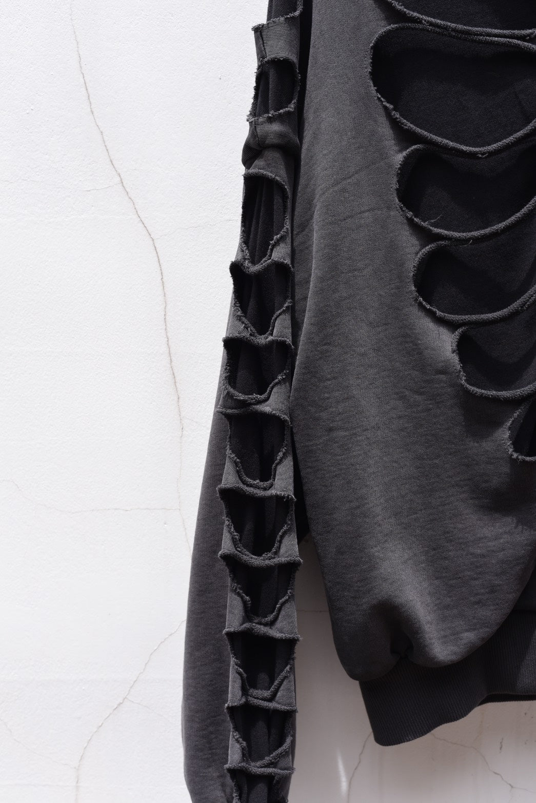 AVAVAV_OS SHOULDERLESS HOODIE CUT-OUT (Black)