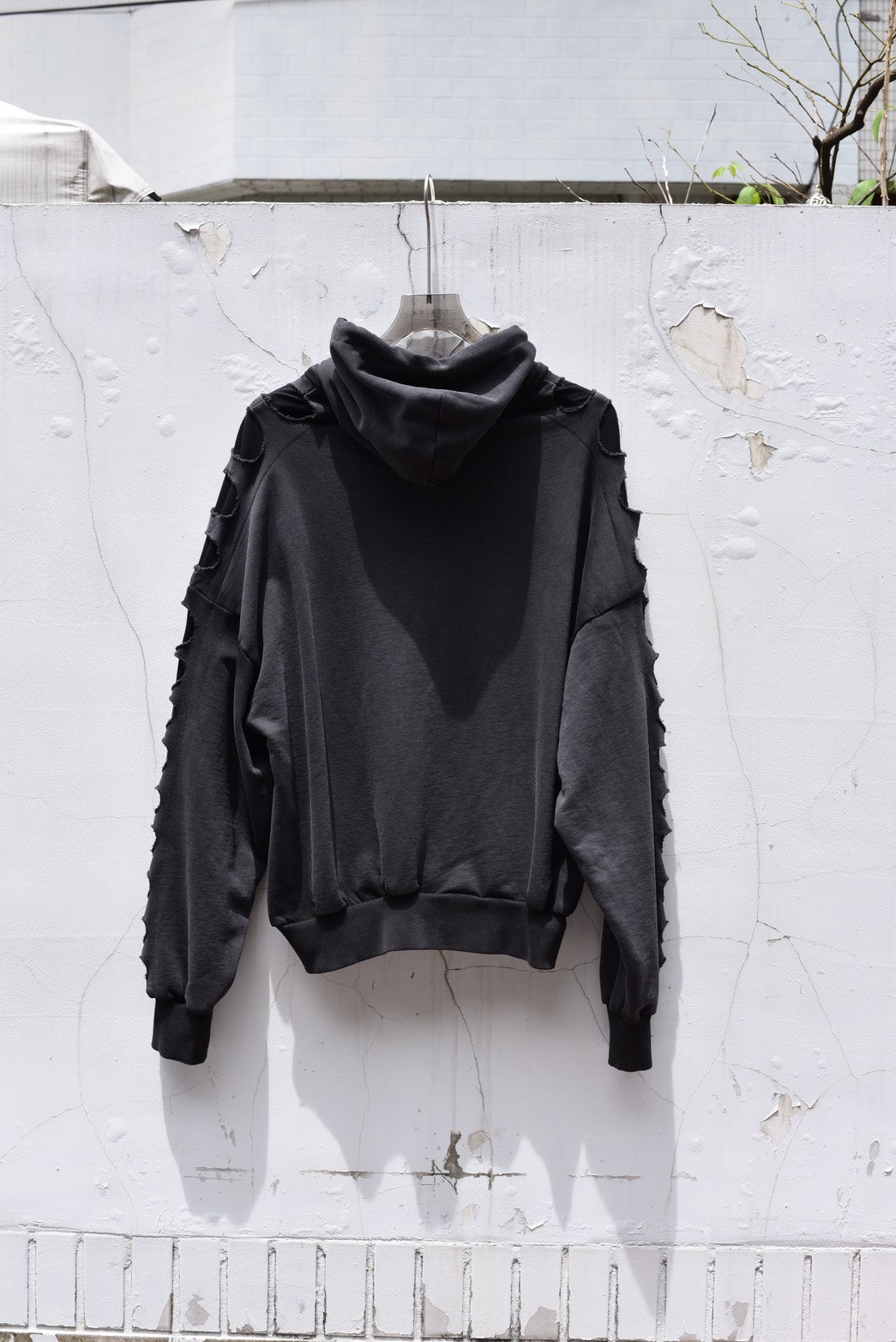 AVAVAV_OS SHOULDERLESS HOODIE CUT-OUT (Black)
