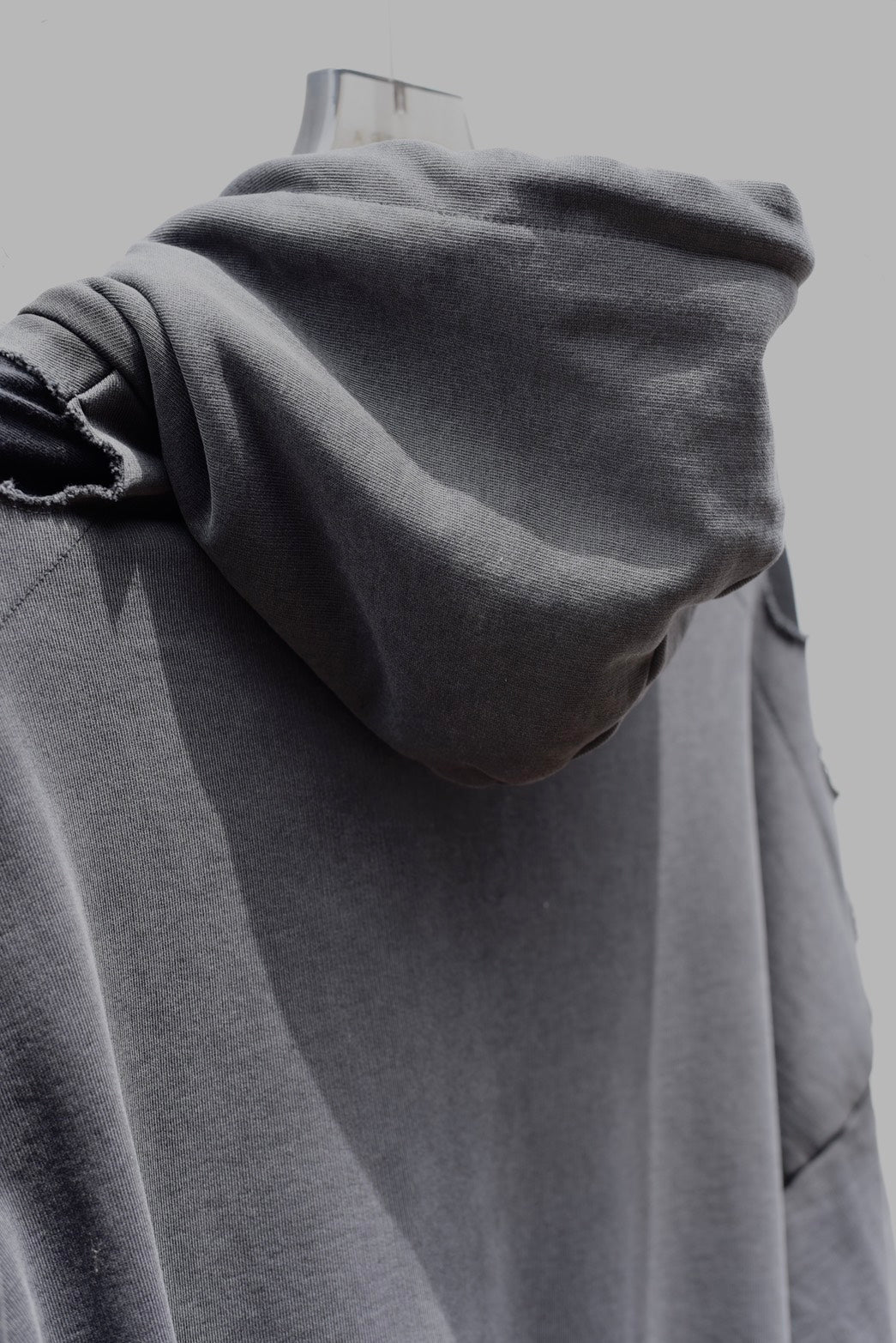 AVAVAV_OS SHOULDERLESS HOODIE CUT-OUT (Black)
