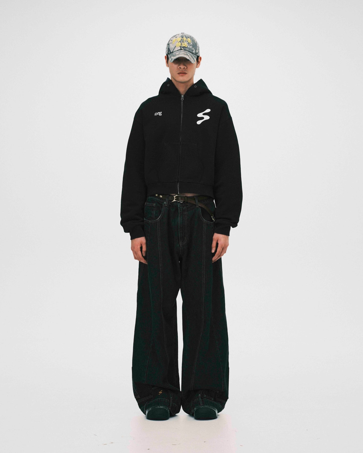 SABUKARU_sabukaru Cropped Zip Hoodie (Black)