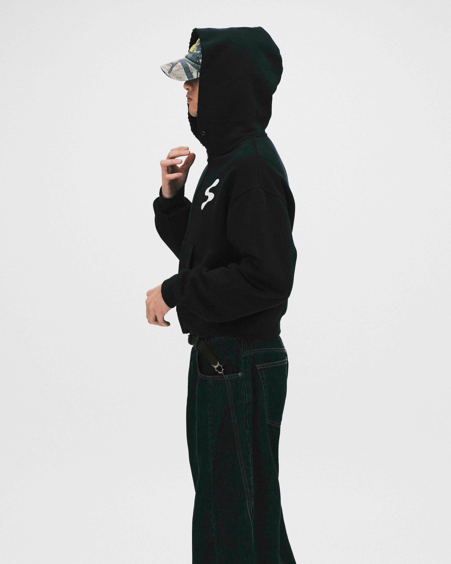 SABUKARU_sabukaru Cropped Zip Hoodie (Black)