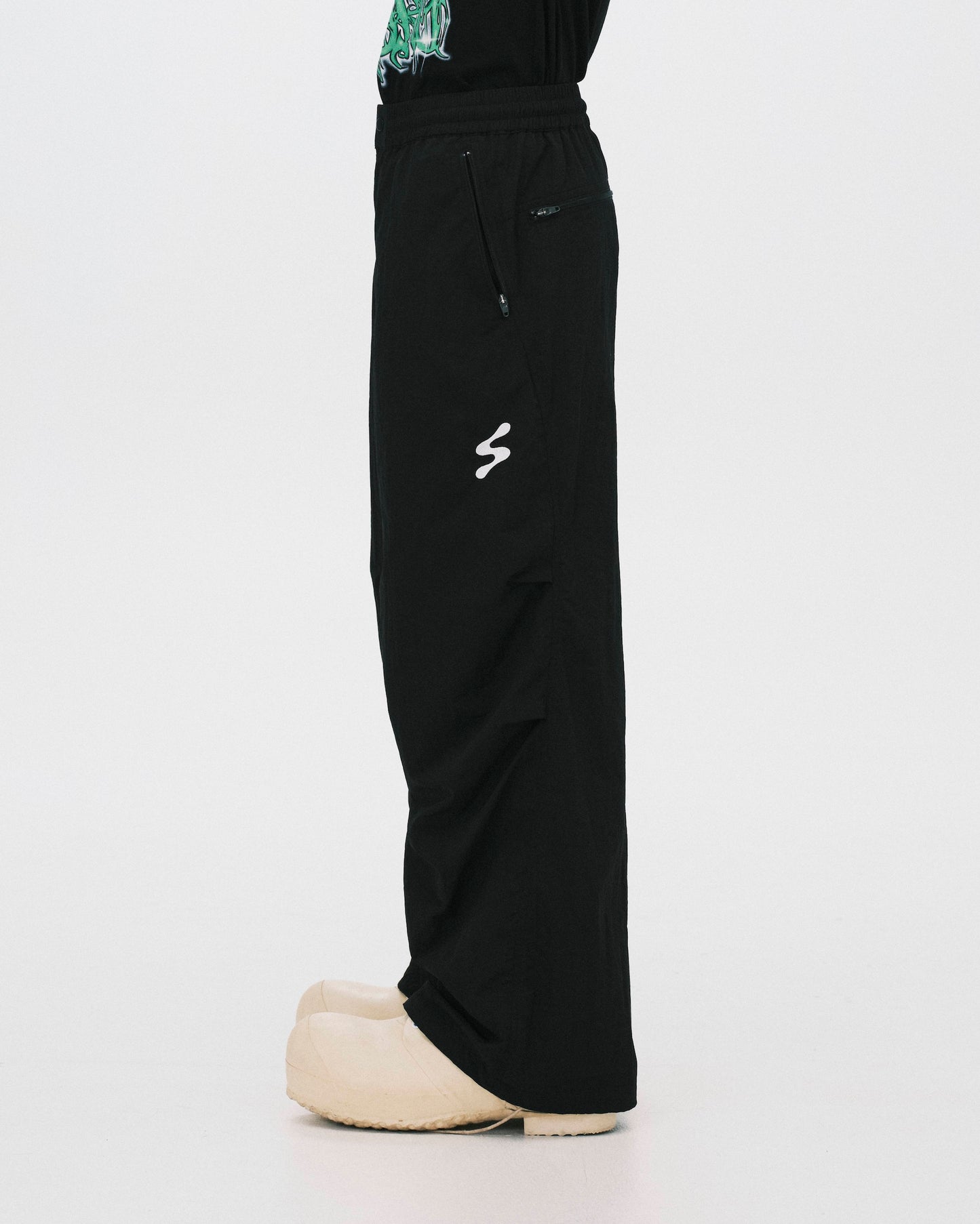 SABUKARU_sabukaru Citizen Track Pants (Black)